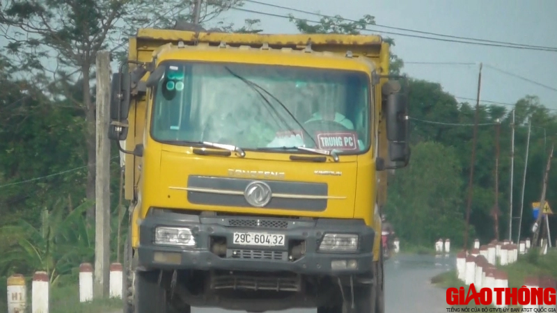 H&agrave; Nội: C&aacute;t tặc hoạt động rầm rộ tại b&atilde;i bồi ngo&agrave;i đ&ecirc; s&ocirc;ng Hồng - Ảnh 2.