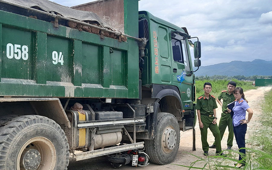 Khởi tố l&aacute;i xe g&acirc;y tai nạn khiến 2 học sinh tử vong ở Điện Bi&ecirc;n - Ảnh 2.