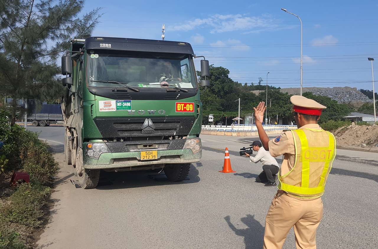 Tận thấy xe qu&aacute; tải lộng h&agrave;nh ở Dung Quất  - Ảnh 1.