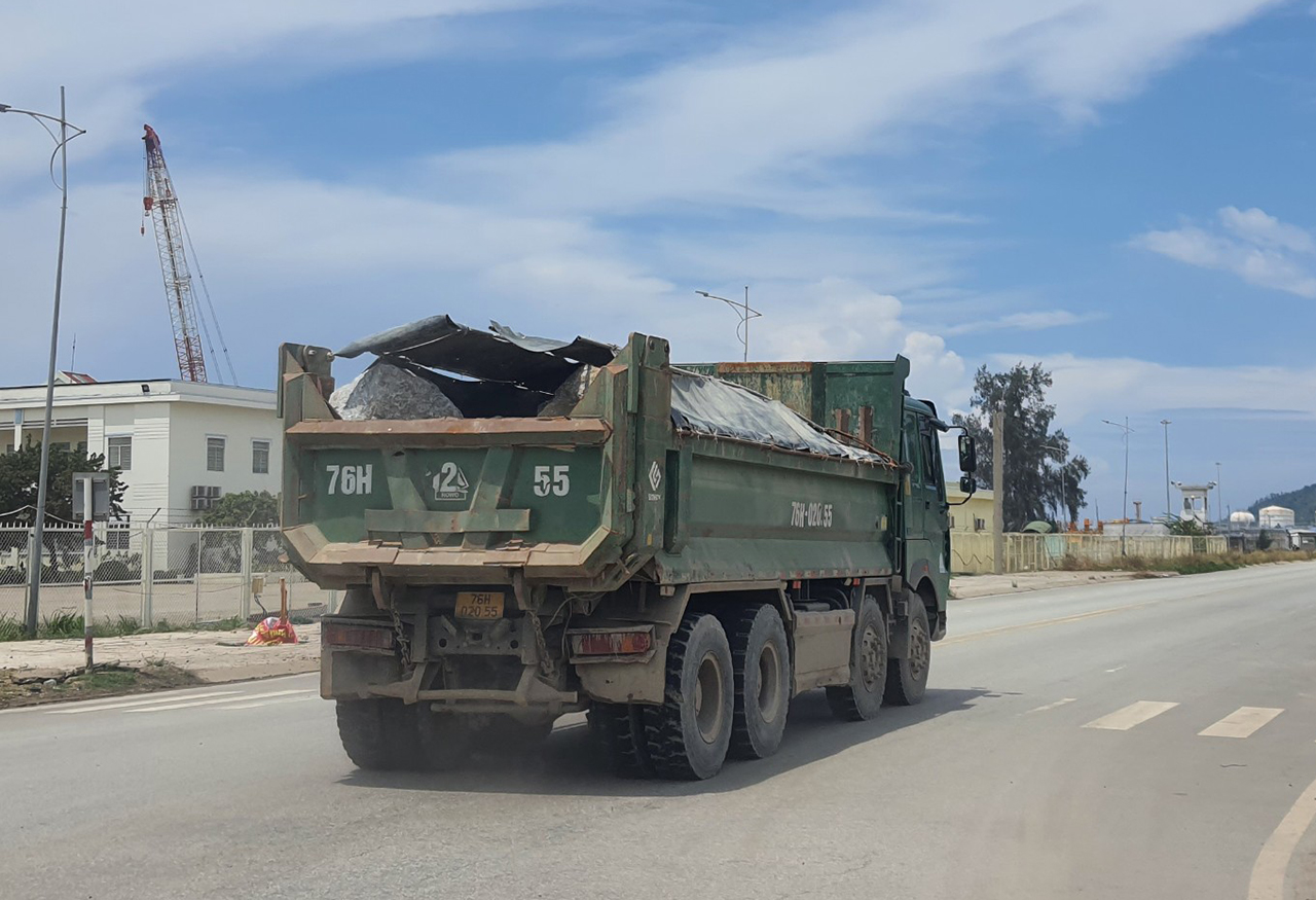 Tận thấy xe qu&aacute; tải lộng h&agrave;nh ở Dung Quất  - Ảnh 3.