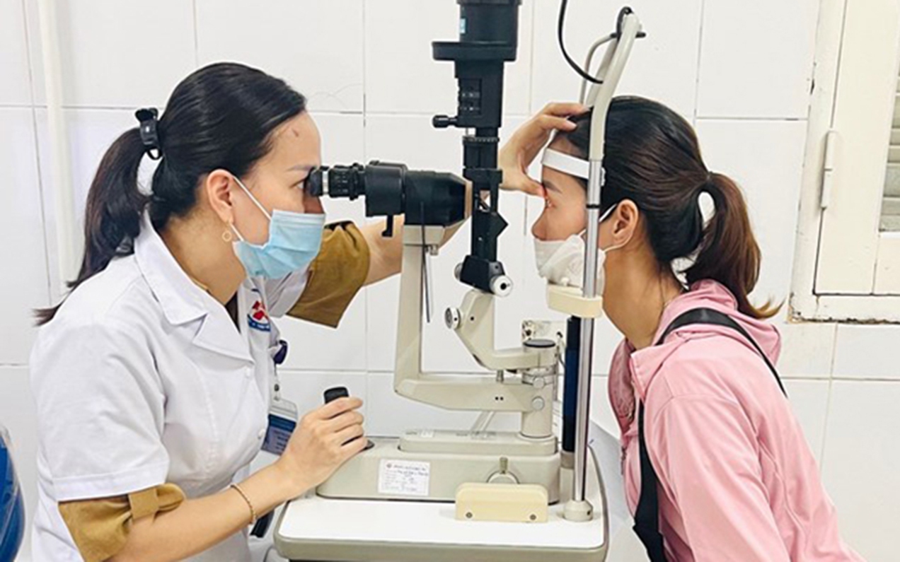 Cần l&agrave;m g&igrave; đề ph&ograve;ng l&acirc;y đau mắt đỏ cho người kh&aacute;c?