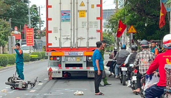 Một người tử vong tại chỗ khi va chạm với xe đầu k&eacute;o - Ảnh 1.