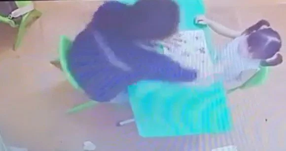 H&agrave; Nội: Điều tra vụ b&eacute; 2 tuổi bị c&ocirc; gi&aacute;o t&aacute;t li&ecirc;n tiếp v&agrave;o mặt - Ảnh 1.