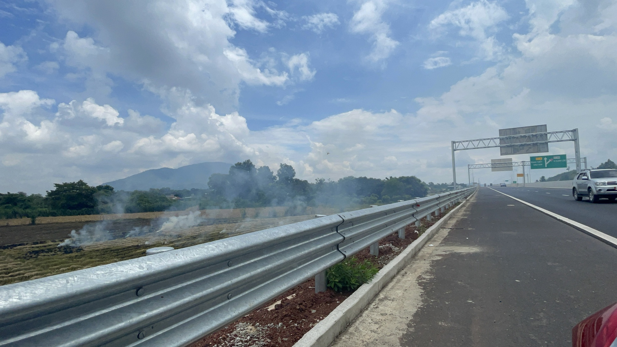 Kh&oacute;i bao tr&ugrave;m một đoạn cao tốc Phan Thiết - Dầu Gi&acirc;y khiến t&agrave;i xế phải đột ngột giảm tốc độ - Ảnh 4.