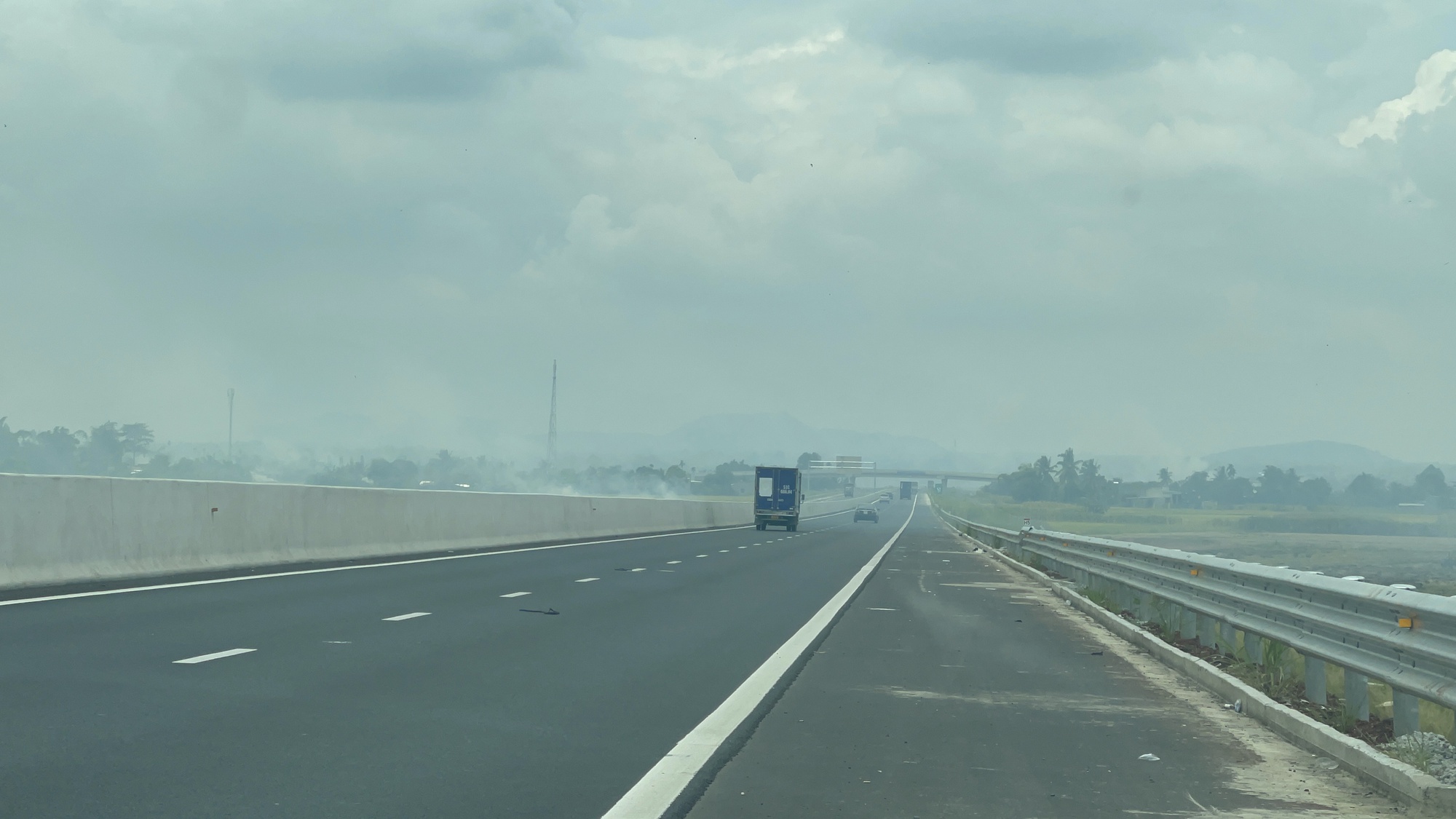 Kh&oacute;i bao tr&ugrave;m một đoạn cao tốc Phan Thiết - Dầu Gi&acirc;y khiến t&agrave;i xế phải đột ngột giảm tốc độ - Ảnh 1.