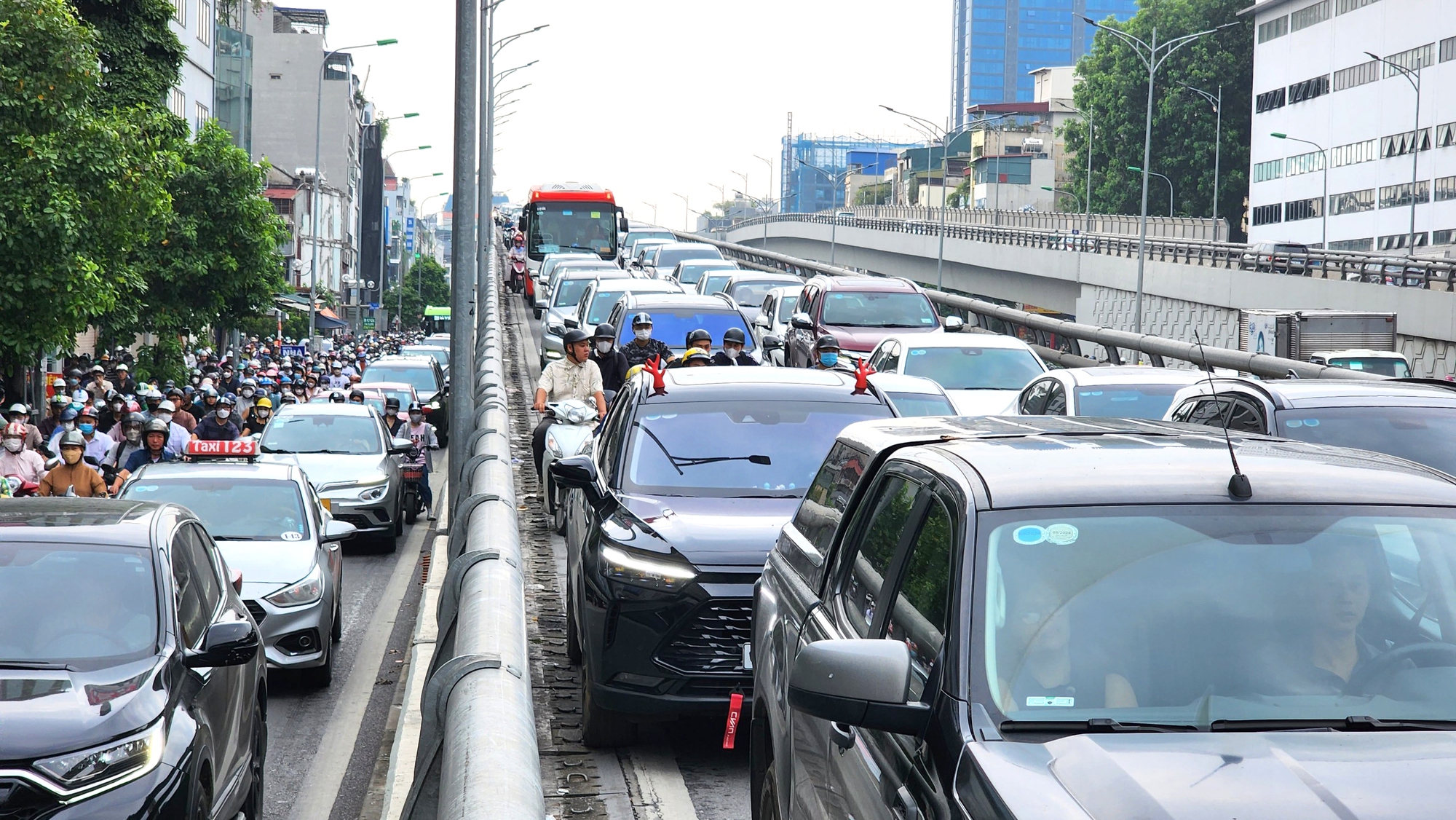 CSGT H&agrave; Nội đ&oacute;n l&otilde;ng t&oacute;m gọn nhiều xe m&aacute;y đi v&agrave;o đường V&agrave;nh đai 2 tr&ecirc;n cao - Ảnh 10.