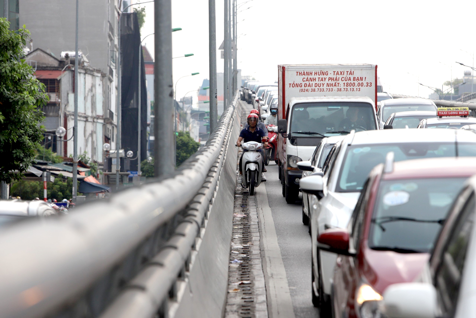 CSGT H&agrave; Nội đ&oacute;n l&otilde;ng t&oacute;m gọn nhiều xe m&aacute;y đi v&agrave;o đường V&agrave;nh đai 2 tr&ecirc;n cao - Ảnh 2.