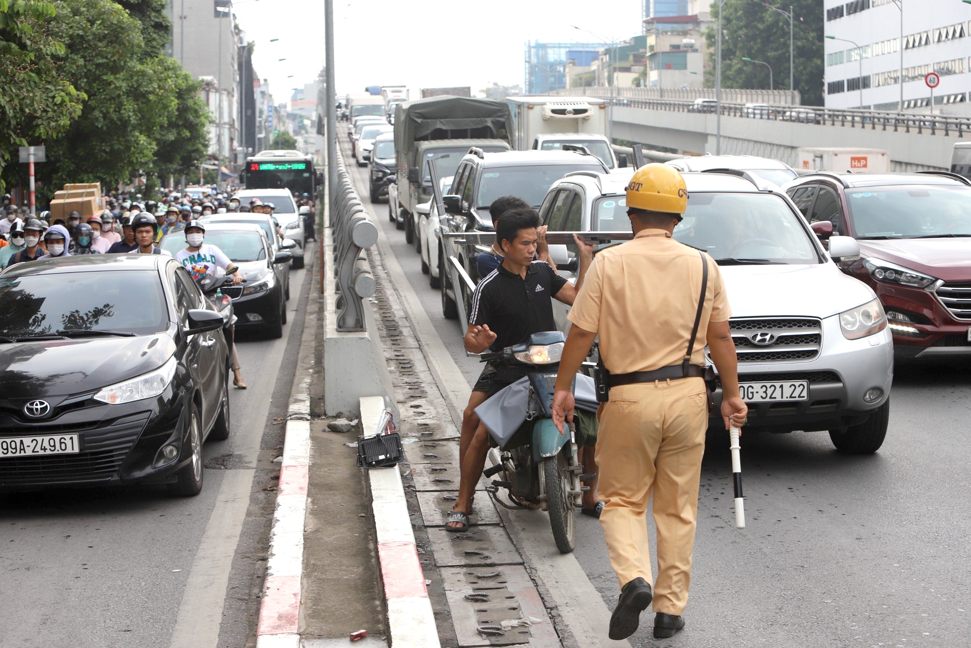 CSGT H&agrave; Nội đ&oacute;n l&otilde;ng t&oacute;m gọn nhiều xe m&aacute;y đi v&agrave;o đường V&agrave;nh đai 2 tr&ecirc;n cao - Ảnh 4.