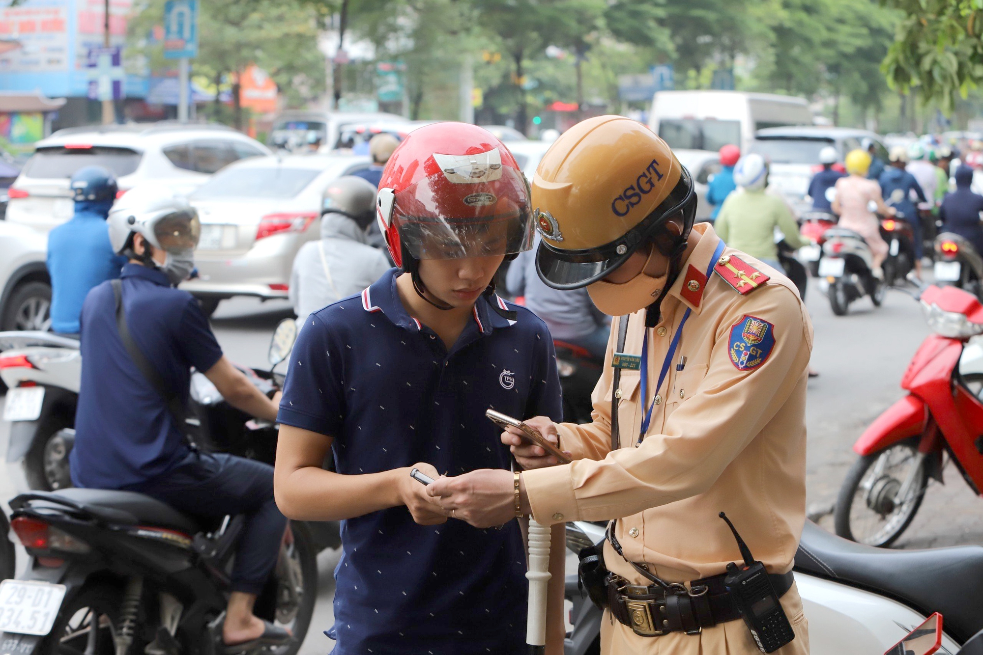 CSGT H&agrave; Nội đ&oacute;n l&otilde;ng t&oacute;m gọn nhiều xe m&aacute;y đi v&agrave;o đường V&agrave;nh đai 2 tr&ecirc;n cao - Ảnh 5.