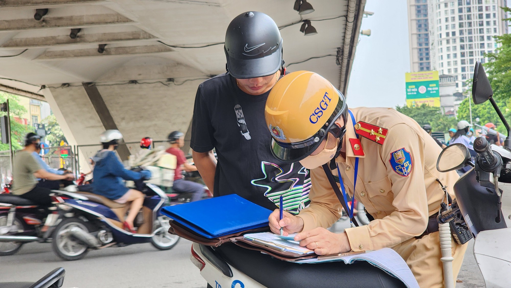 CSGT H&agrave; Nội đ&oacute;n l&otilde;ng t&oacute;m gọn nhiều xe m&aacute;y đi v&agrave;o đường V&agrave;nh đai 2 tr&ecirc;n cao - Ảnh 6.