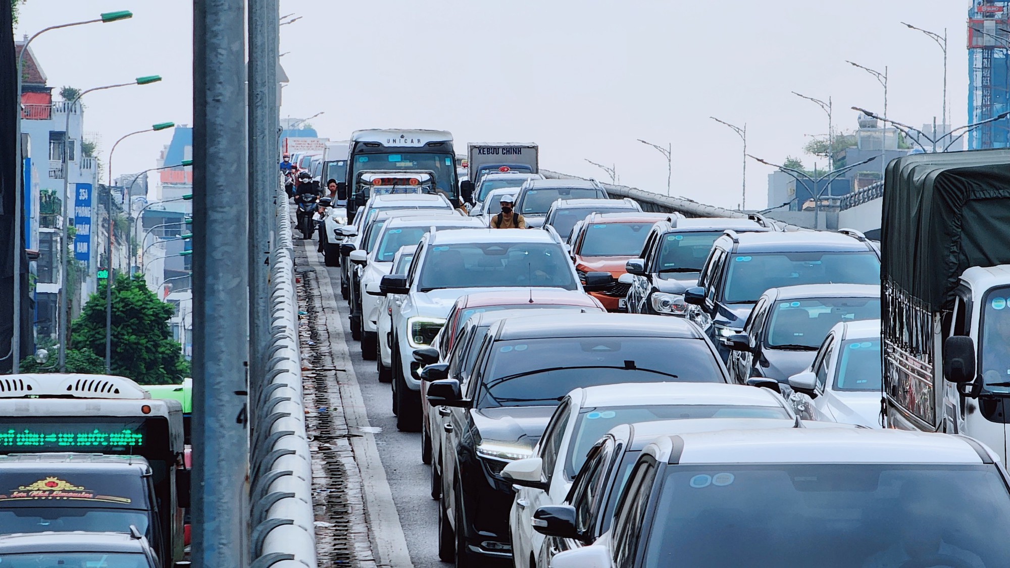 CSGT H&agrave; Nội đ&oacute;n l&otilde;ng t&oacute;m gọn nhiều xe m&aacute;y đi v&agrave;o đường V&agrave;nh đai 2 tr&ecirc;n cao - Ảnh 9.