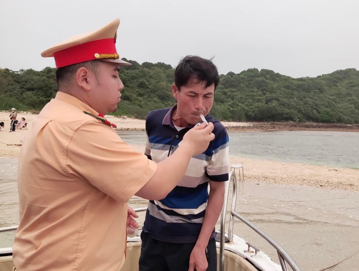 Quảng Ninh: Ngăn chặn, đẩy l&ugrave;i hiệu quả tai nạn giao th&ocirc;ng tr&ecirc;n tuyến đường thủy nội địa - Ảnh 2.