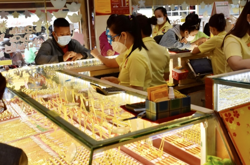  Gi&aacute; v&agrave;ng h&ocirc;m nay 10/9: V&agrave;ng thế giới lại lao dốc - Ảnh 1.