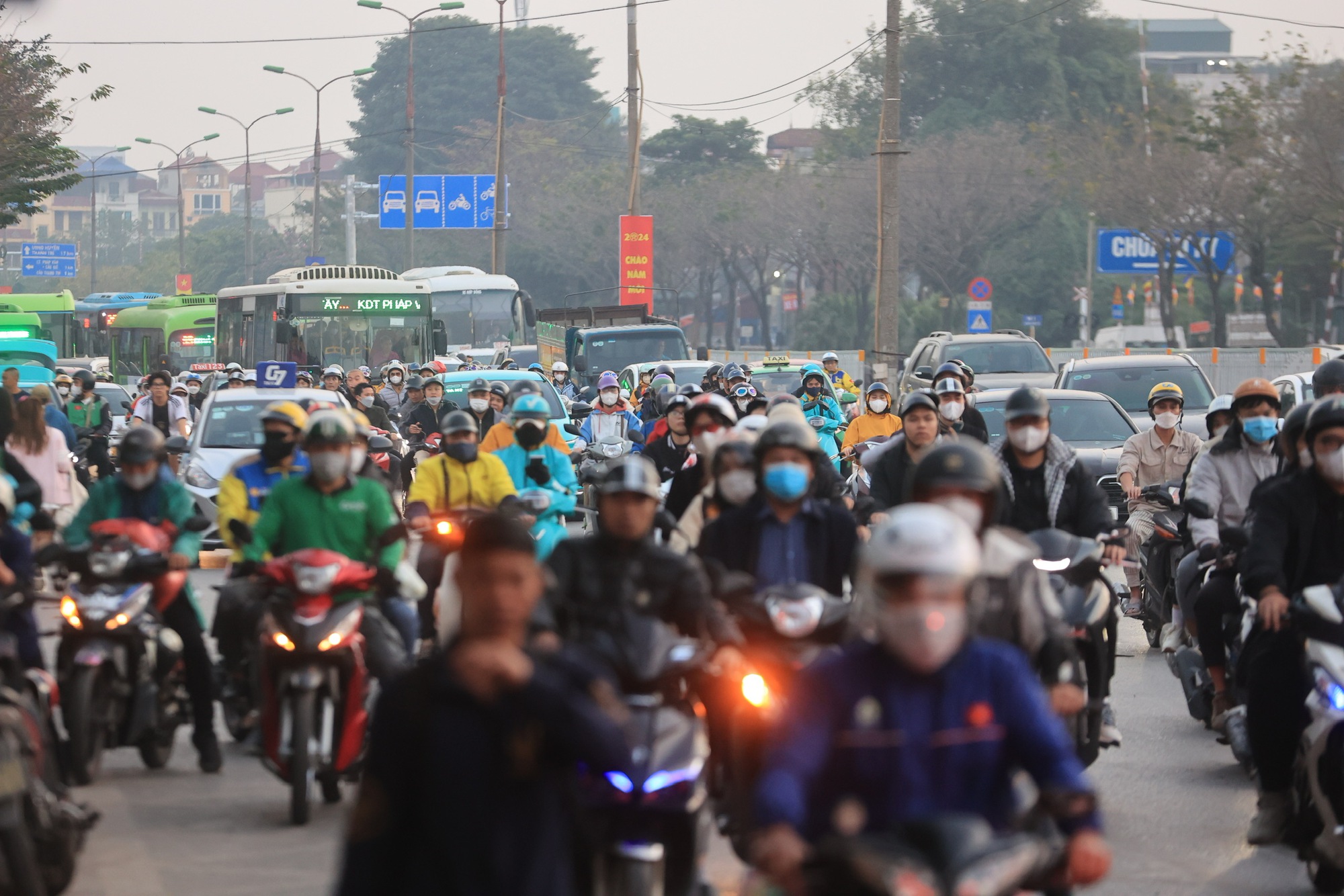 Cửa ng&otilde; Thủ đ&ocirc; ken đặc người, xe ng&agrave;y cuối nghỉ lễ- Ảnh 9.