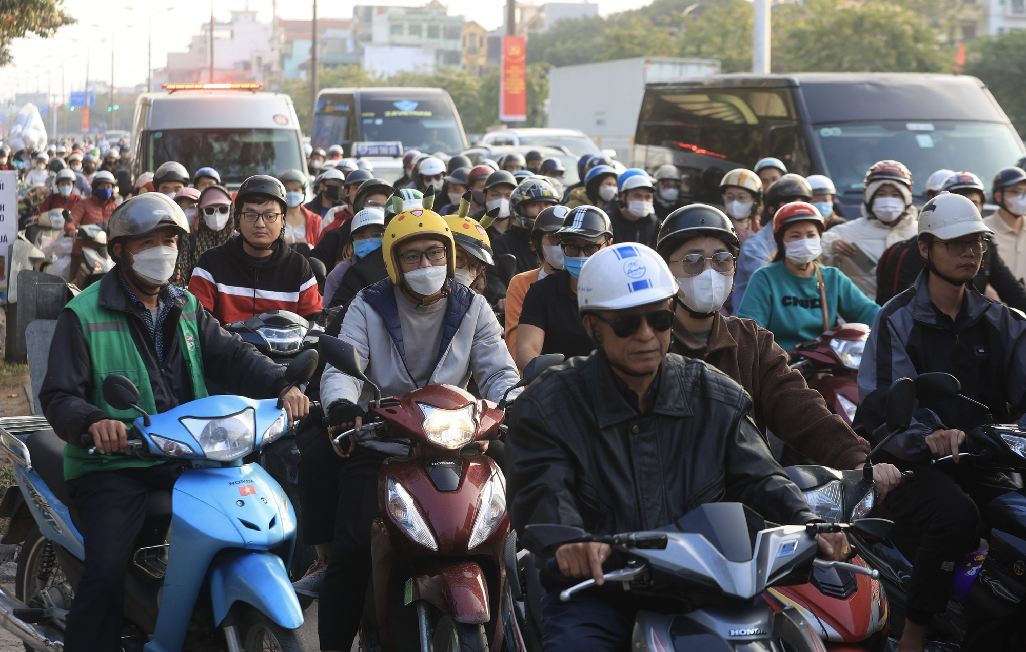 Cửa ng&otilde; Thủ đ&ocirc; ken đặc người, xe ng&agrave;y cuối nghỉ lễ- Ảnh 10.