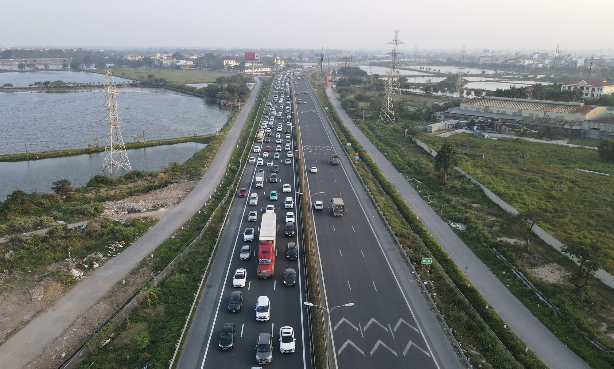 Cửa ng&otilde; Thủ đ&ocirc; ken đặc người, xe ng&agrave;y cuối nghỉ lễ- Ảnh 1.