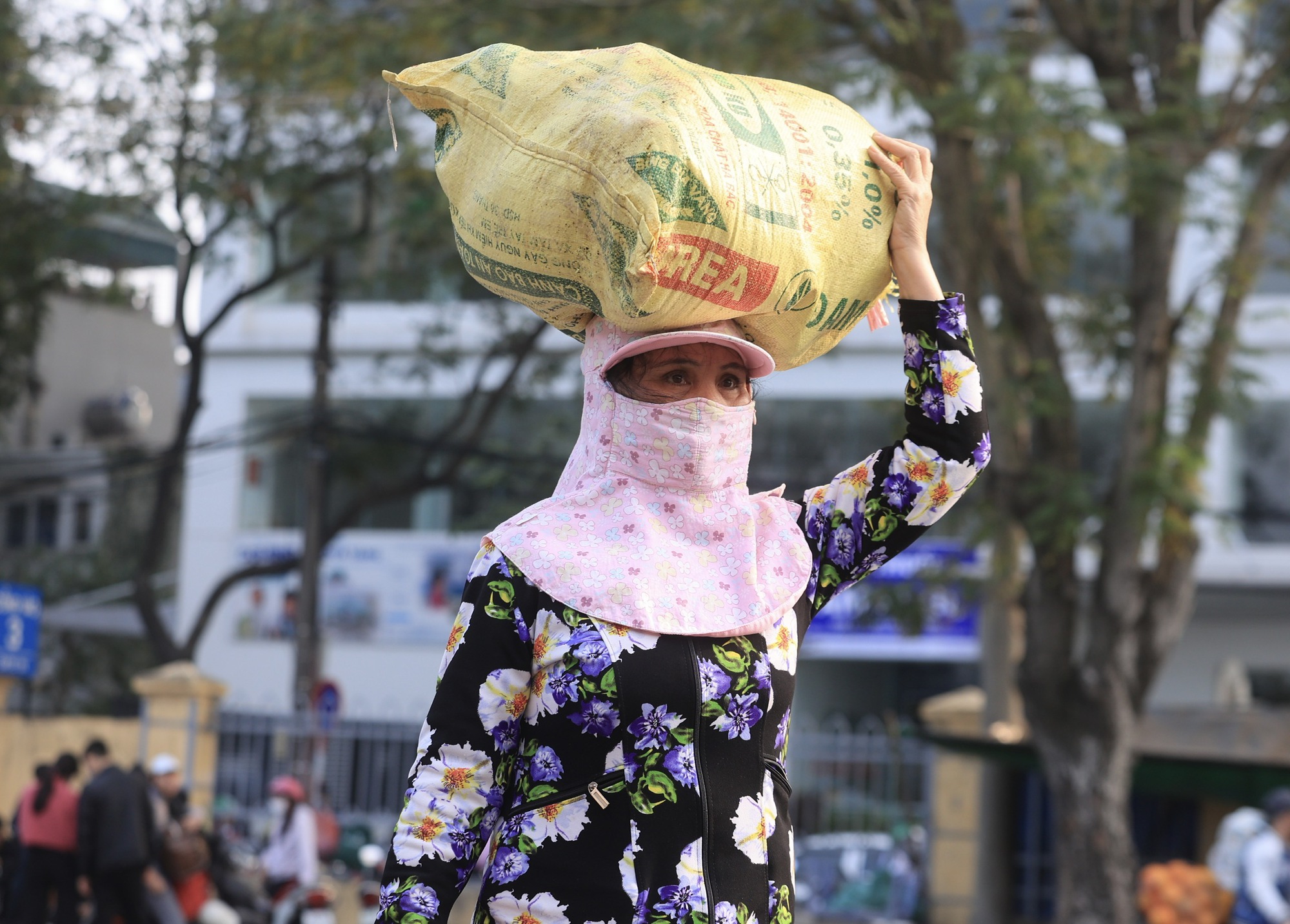 Người d&acirc;n lỉnh kỉnh đồ đạc trở lại Thủ đ&ocirc; sau kỳ nghỉ Tết Dương lịch- Ảnh 11.