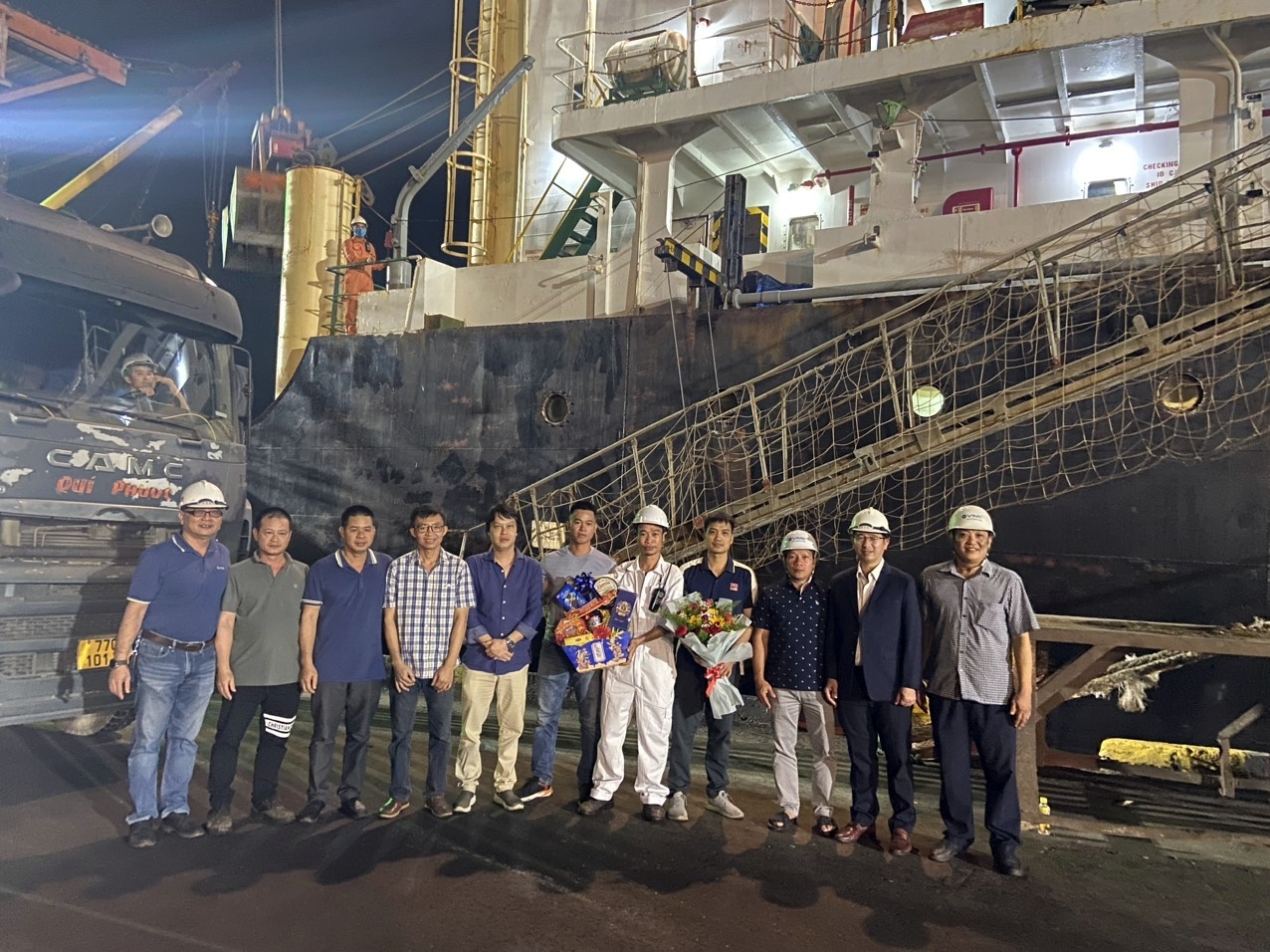 Cảng Quy Nhơn tất bật đ&oacute;n m&atilde; h&agrave;ng đầu năm mới- Ảnh 1.