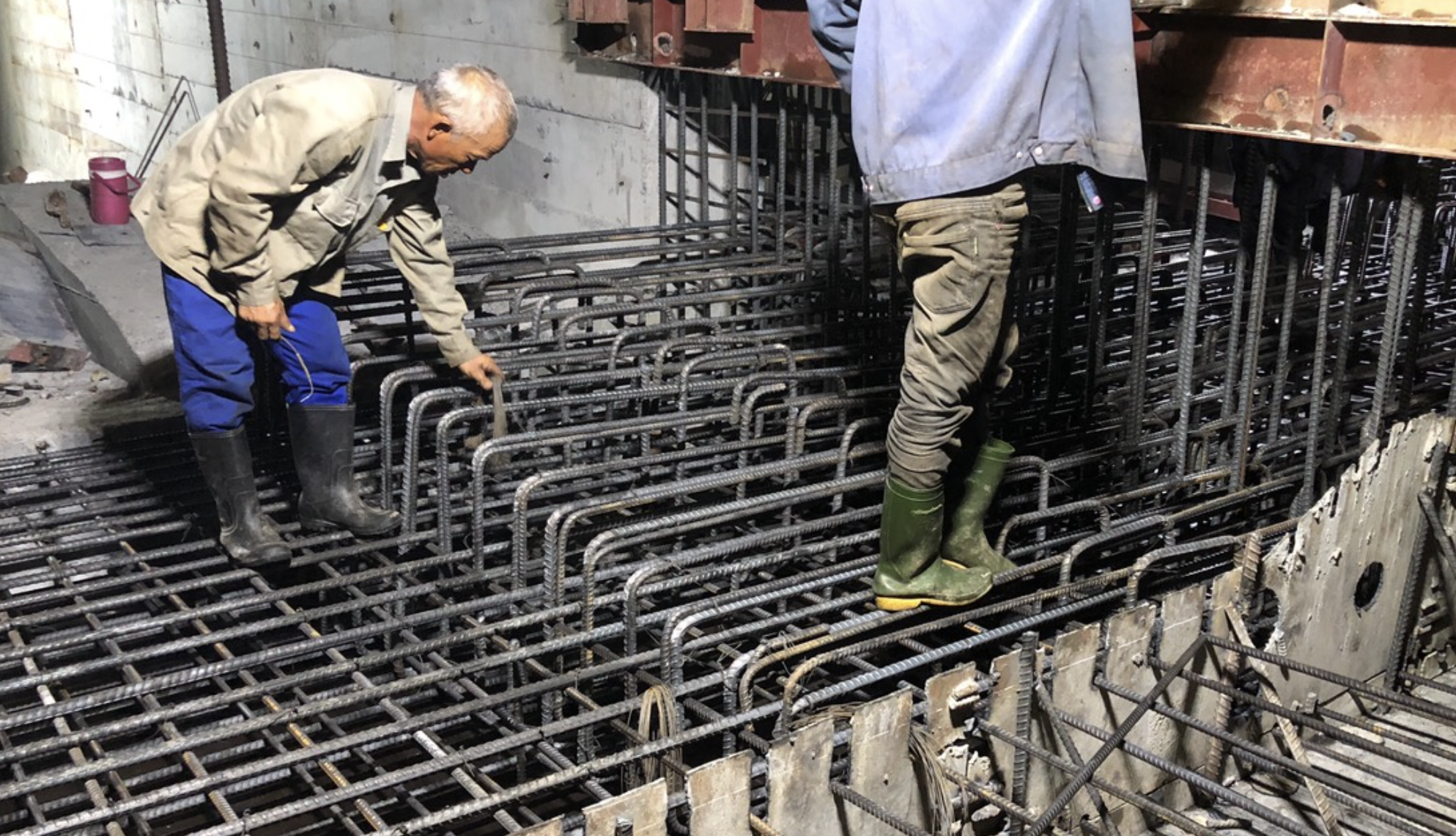 Những c&ocirc;ng trường s&aacute;ng đ&egrave;n nhộn nhịp thi c&ocirc;ng xuy&ecirc;n đ&ecirc;m Giao thừa ở Đồng Nai- Ảnh 19.