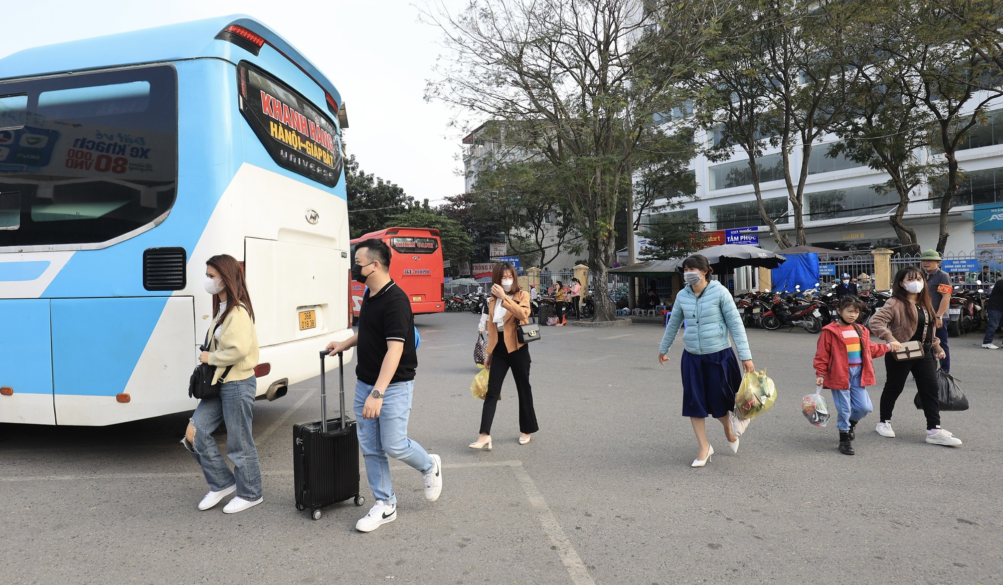 Người d&acirc;n lỉnh kỉnh đồ đạc trở lại Thủ đ&ocirc; sau kỳ nghỉ Tết Dương lịch- Ảnh 8.