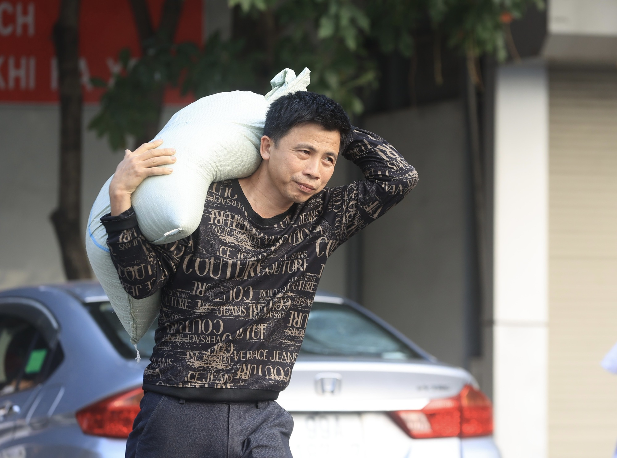 Người d&acirc;n lỉnh kỉnh đồ đạc trở lại Thủ đ&ocirc; sau kỳ nghỉ Tết Dương lịch- Ảnh 10.