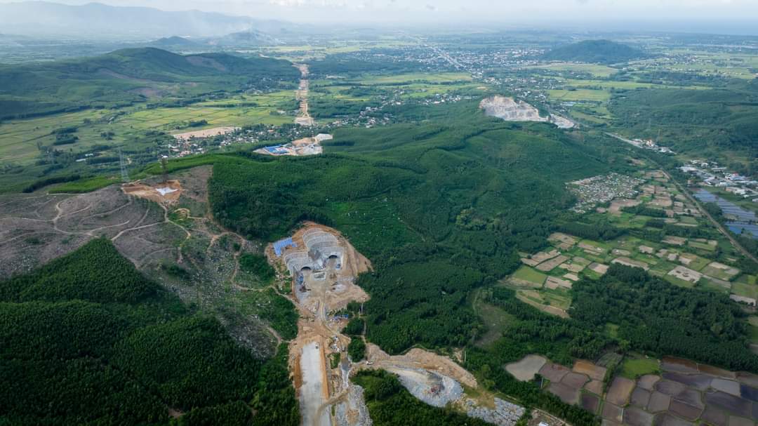 Ng&agrave;y đầu năm tr&ecirc;n c&ocirc;ng trường cao tốc Quảng Ng&atilde;i-Ho&agrave;i Nhơn- Ảnh 1.