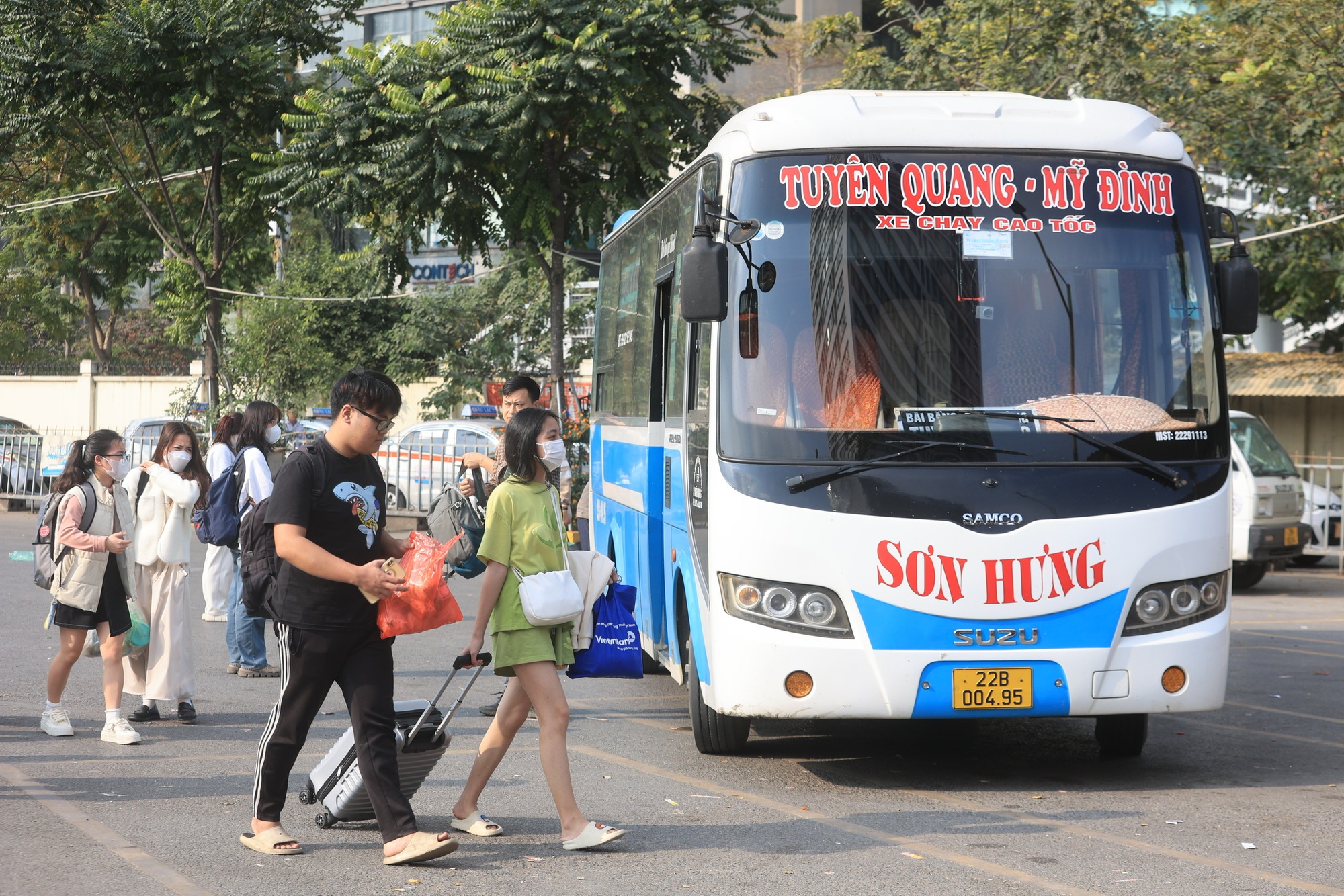Người d&acirc;n lỉnh kỉnh đồ đạc trở lại Thủ đ&ocirc; sau kỳ nghỉ Tết Dương lịch- Ảnh 3.