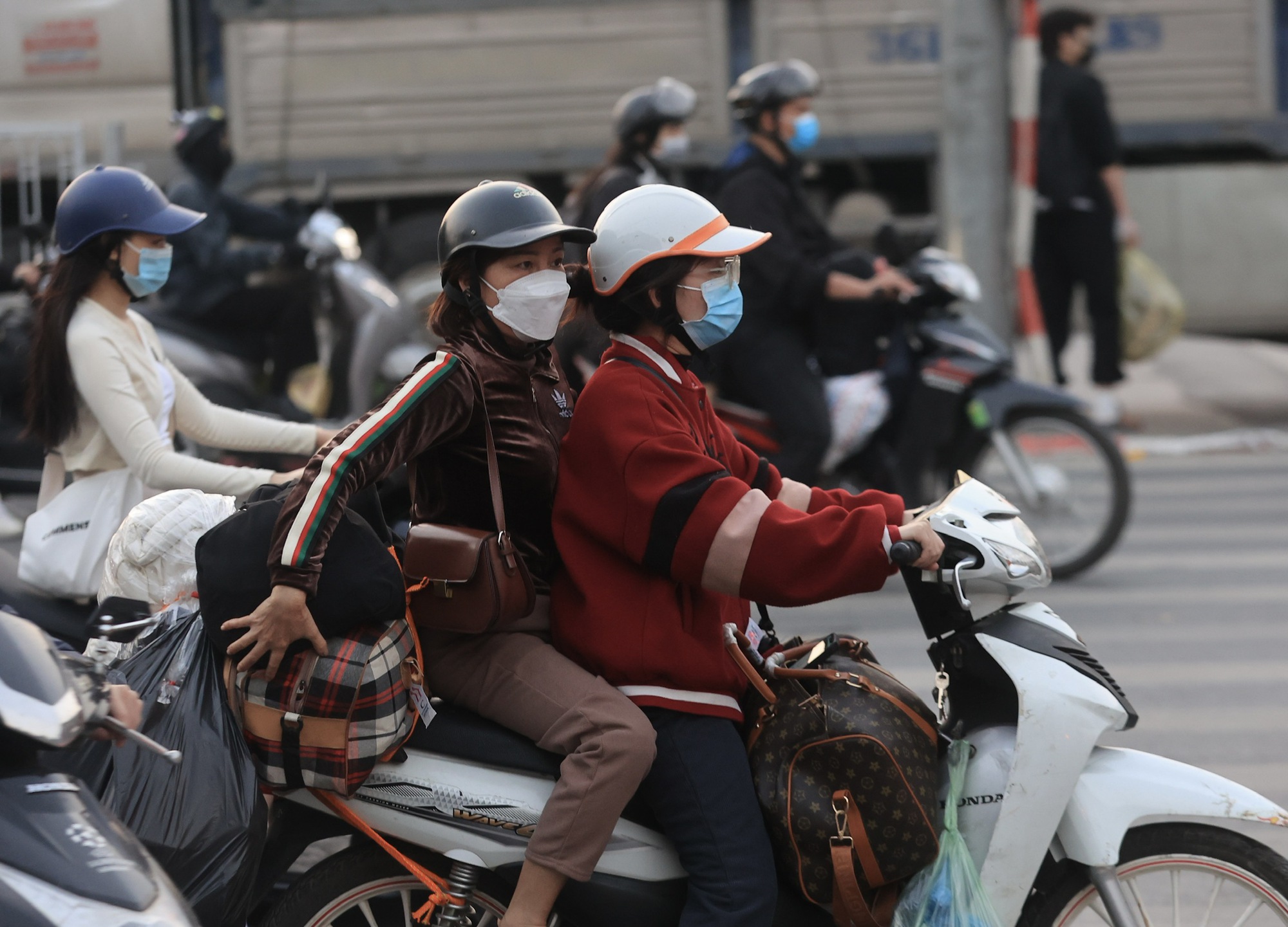 Cửa ng&otilde; Thủ đ&ocirc; ken đặc người, xe ng&agrave;y cuối nghỉ lễ- Ảnh 12.