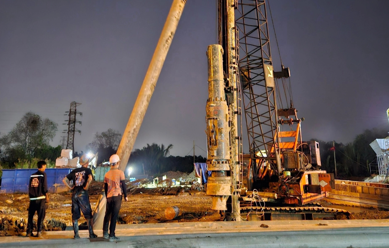 Những c&ocirc;ng trường s&aacute;ng đ&egrave;n nhộn nhịp thi c&ocirc;ng xuy&ecirc;n đ&ecirc;m Giao thừa ở Đồng Nai- Ảnh 14.