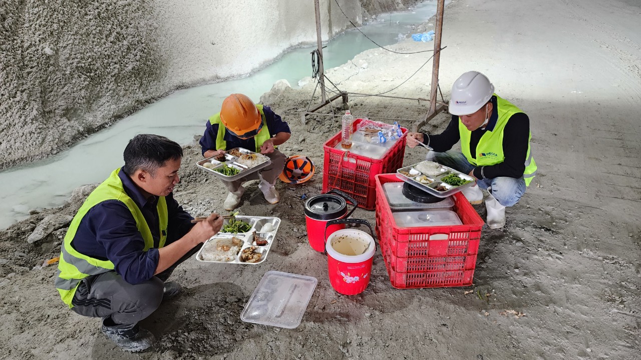 Bữa cơm vội ng&agrave;y Tết trong hầm xuy&ecirc;n n&uacute;i tr&ecirc;n cao tốc Quảng Ng&atilde;i - Ho&agrave;i Nhơn- Ảnh 1.