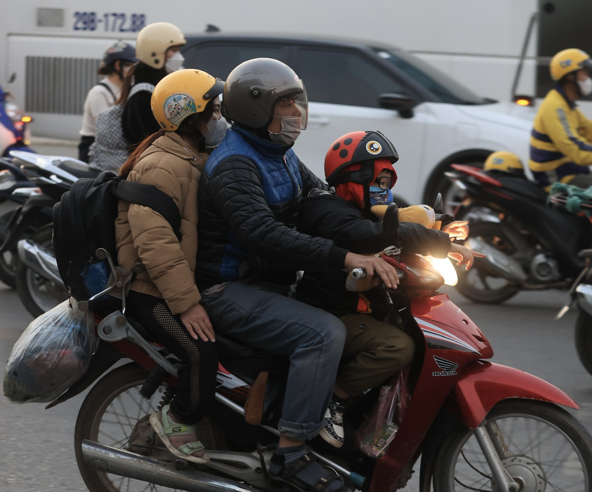 Cửa ng&otilde; Thủ đ&ocirc; ken đặc người, xe ng&agrave;y cuối nghỉ lễ- Ảnh 13.