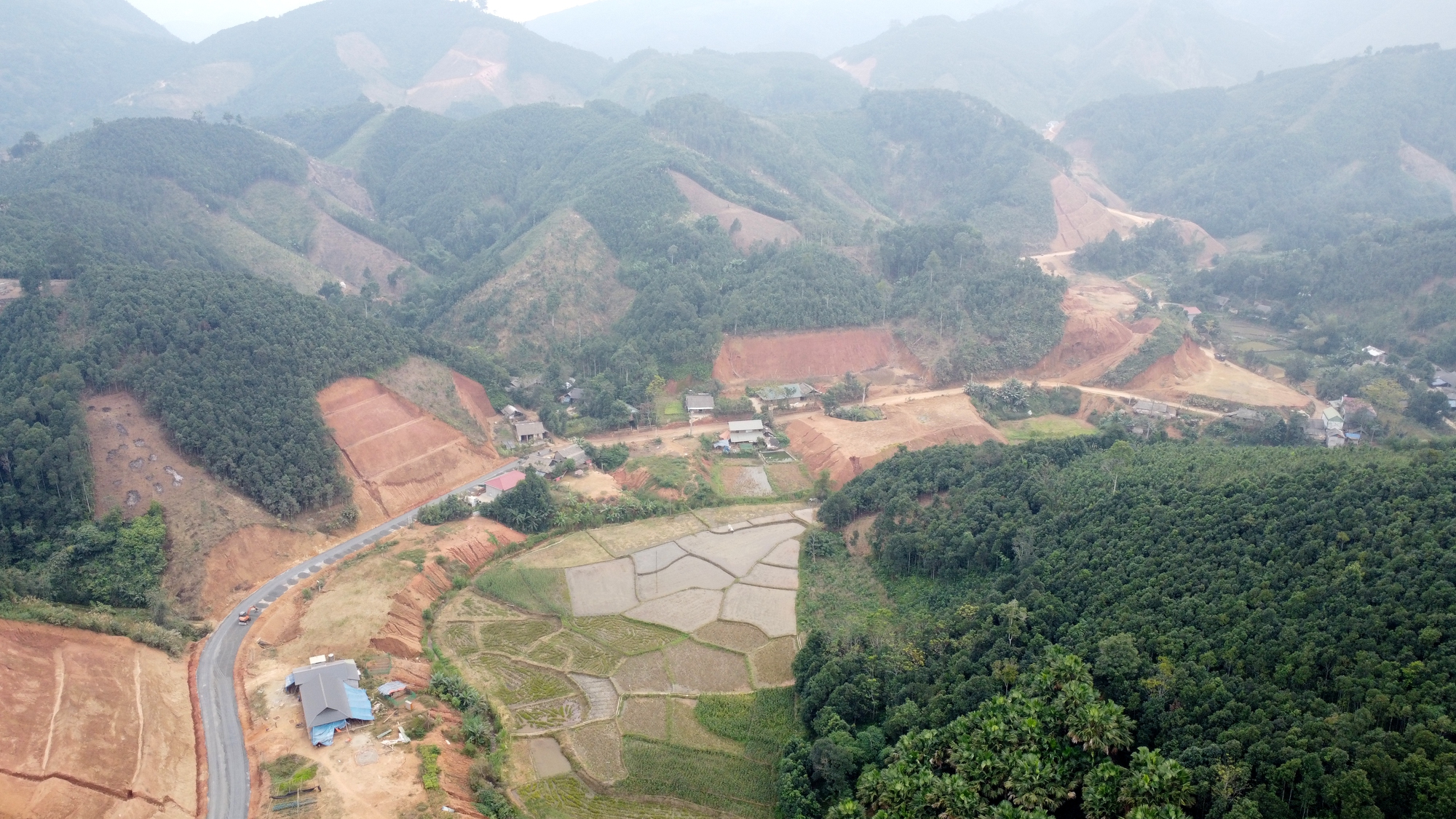 Tết trên công trường dự án kết nối giao thông miền núi phía Bắc- Ảnh 2. Tết trên công trường dự án kết nối giao thông miền núi phía Bắc- Ảnh 2.