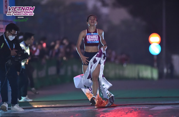 Giải b&aacute;n marathon Quốc tế Việt Nam 2024 xuất hiện 2 kỷ lục quốc gia- Ảnh 1.