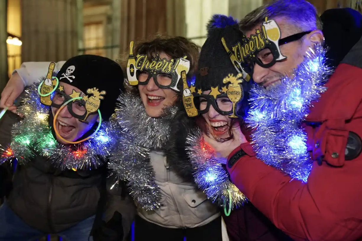 Những màn pháo hoa mãn nhãn trên thế giới mừng năm mới 2024 - Ảnh 4. Những màn pháo hoa mãn nhãn trên thế giới mừng năm mới 2024 - Ảnh 4.