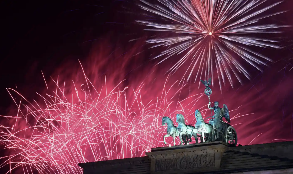 Những màn pháo hoa mãn nhãn trên thế giới mừng năm mới 2024 - Ảnh 12. Những màn pháo hoa mãn nhãn trên thế giới mừng năm mới 2024 - Ảnh 12.