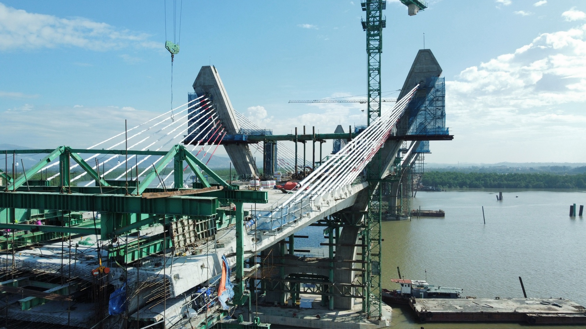 Xuy&ecirc;n tết tr&ecirc;n c&ocirc;ng trường thi c&ocirc;ng cầu Bến Rừng nối Hải Ph&ograve;ng - Quảng Ninh- Ảnh 6.