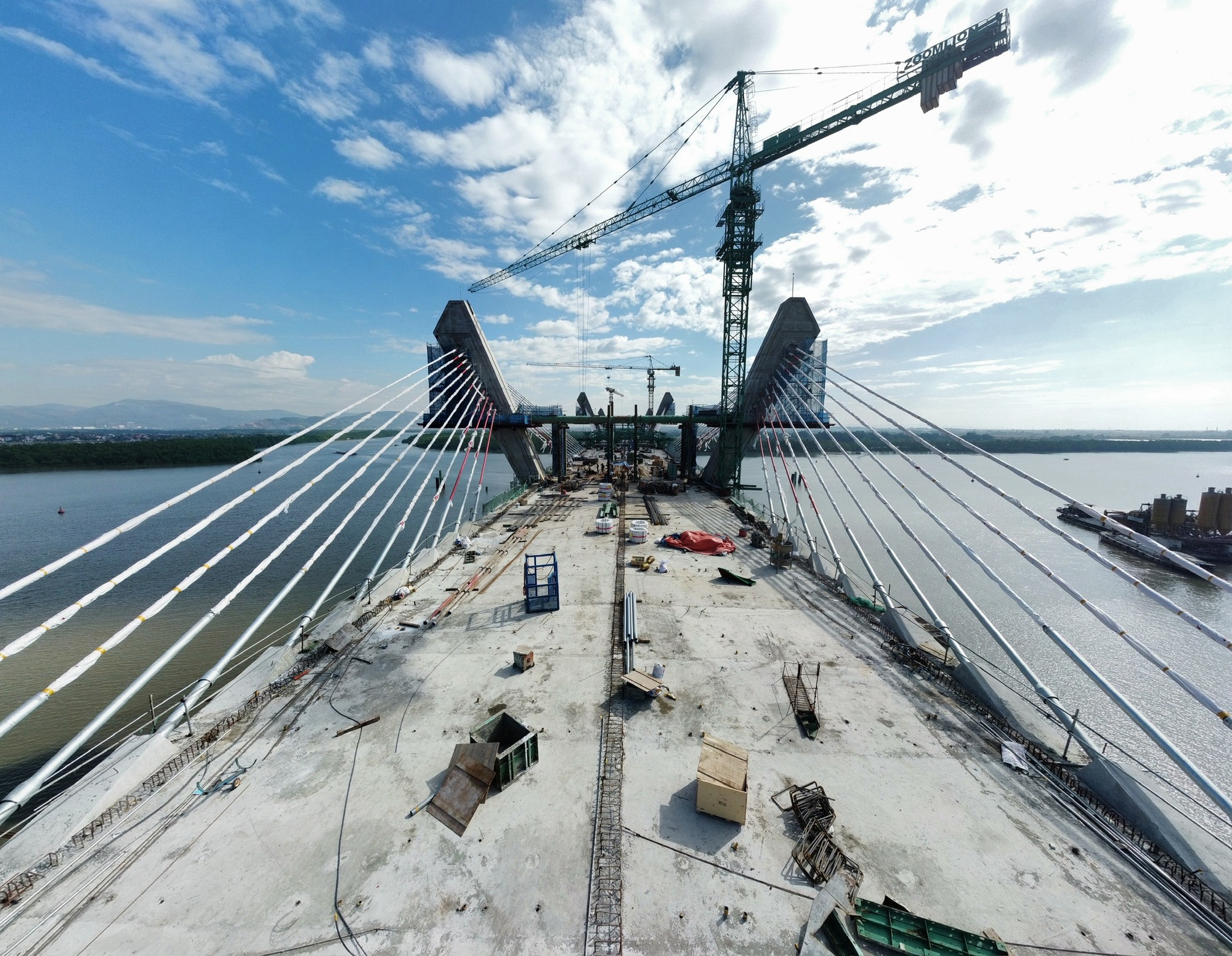 Xuy&ecirc;n tết tr&ecirc;n c&ocirc;ng trường thi c&ocirc;ng cầu Bến Rừng nối Hải Ph&ograve;ng - Quảng Ninh- Ảnh 5.