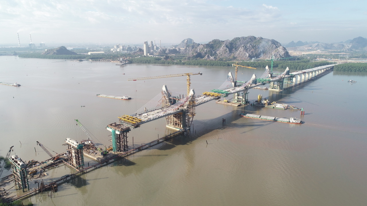 Xuy&ecirc;n tết tr&ecirc;n c&ocirc;ng trường thi c&ocirc;ng cầu Bến Rừng nối Hải Ph&ograve;ng - Quảng Ninh- Ảnh 9.