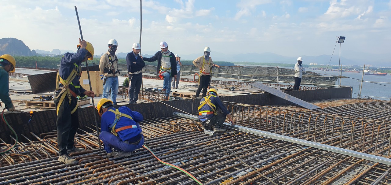 Xuy&ecirc;n tết tr&ecirc;n c&ocirc;ng trường thi c&ocirc;ng cầu Bến Rừng nối Hải Ph&ograve;ng - Quảng Ninh- Ảnh 1.