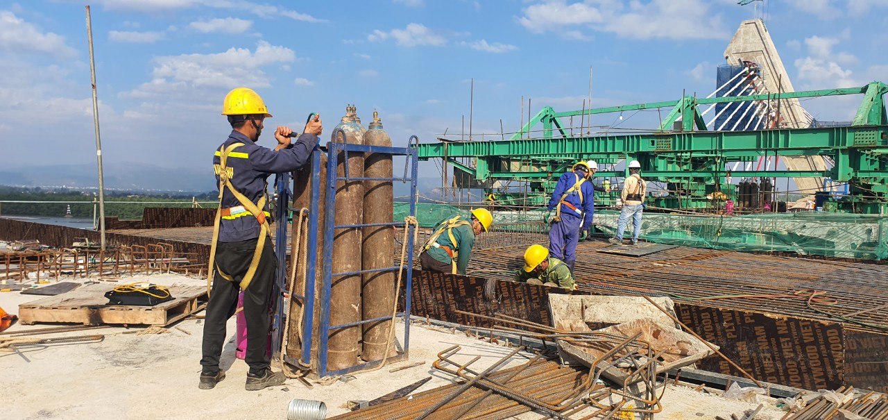 Xuy&ecirc;n tết tr&ecirc;n c&ocirc;ng trường thi c&ocirc;ng cầu Bến Rừng nối Hải Ph&ograve;ng - Quảng Ninh- Ảnh 4.