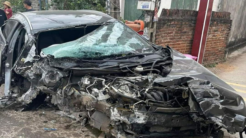 Hiện trường vụ tai nạn hy hữu khiến xe Mazda 3 bẹp r&uacute;m.