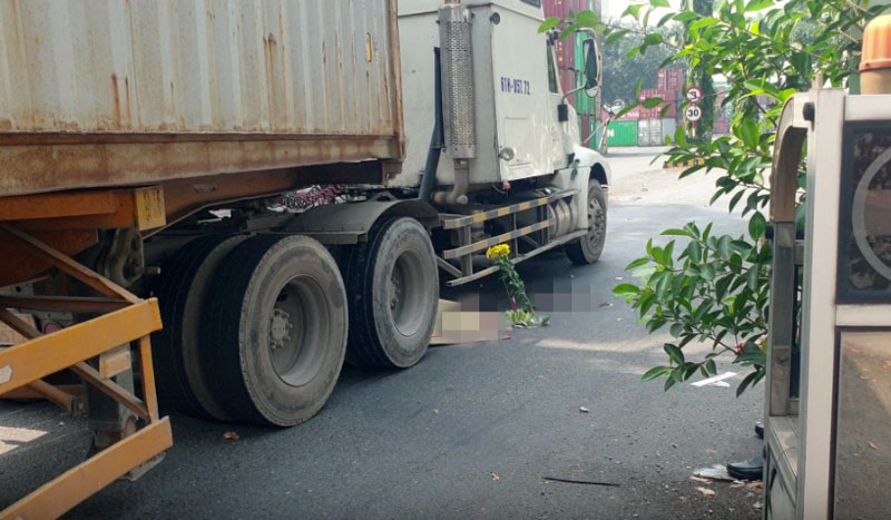 Người phụ nữ tử vong thương t&acirc;m dưới b&aacute;nh xe container.