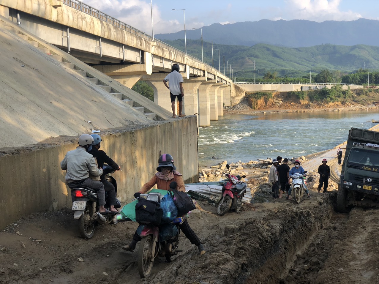 Quảng Ngãi: Cầu 100 tỷ xây xong trước Tết, dân hết cảnh đi đường tạm lầy lội- Ảnh 2. Quảng Ngãi: Cầu 100 tỷ xây xong trước Tết, dân hết cảnh đi đường tạm lầy lội- Ảnh 2.