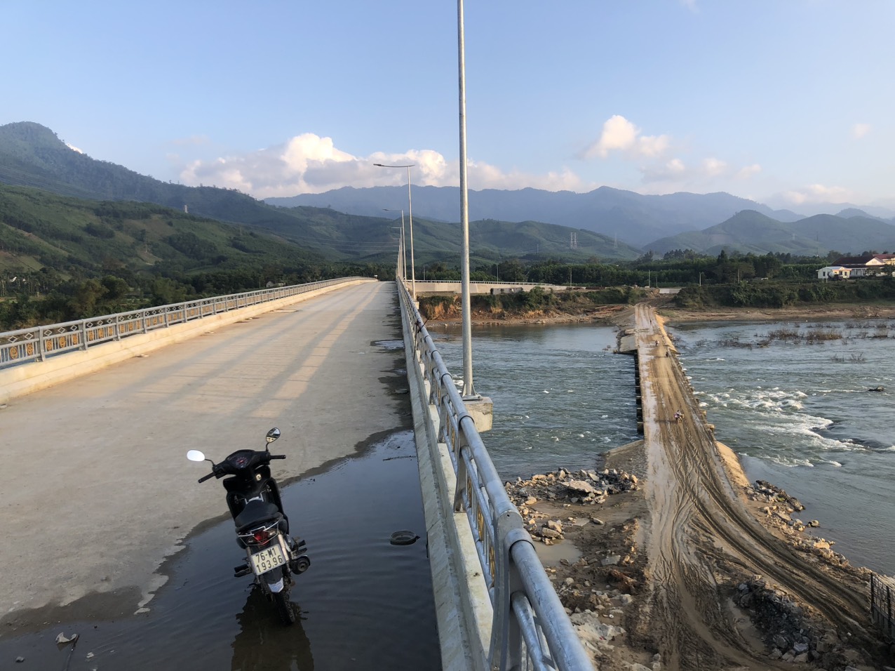 Quảng Ngãi: Cầu 100 tỷ xây xong trước Tết, dân hết cảnh đi đường tạm lầy lội- Ảnh 3. Quảng Ngãi: Cầu 100 tỷ xây xong trước Tết, dân hết cảnh đi đường tạm lầy lội- Ảnh 3.