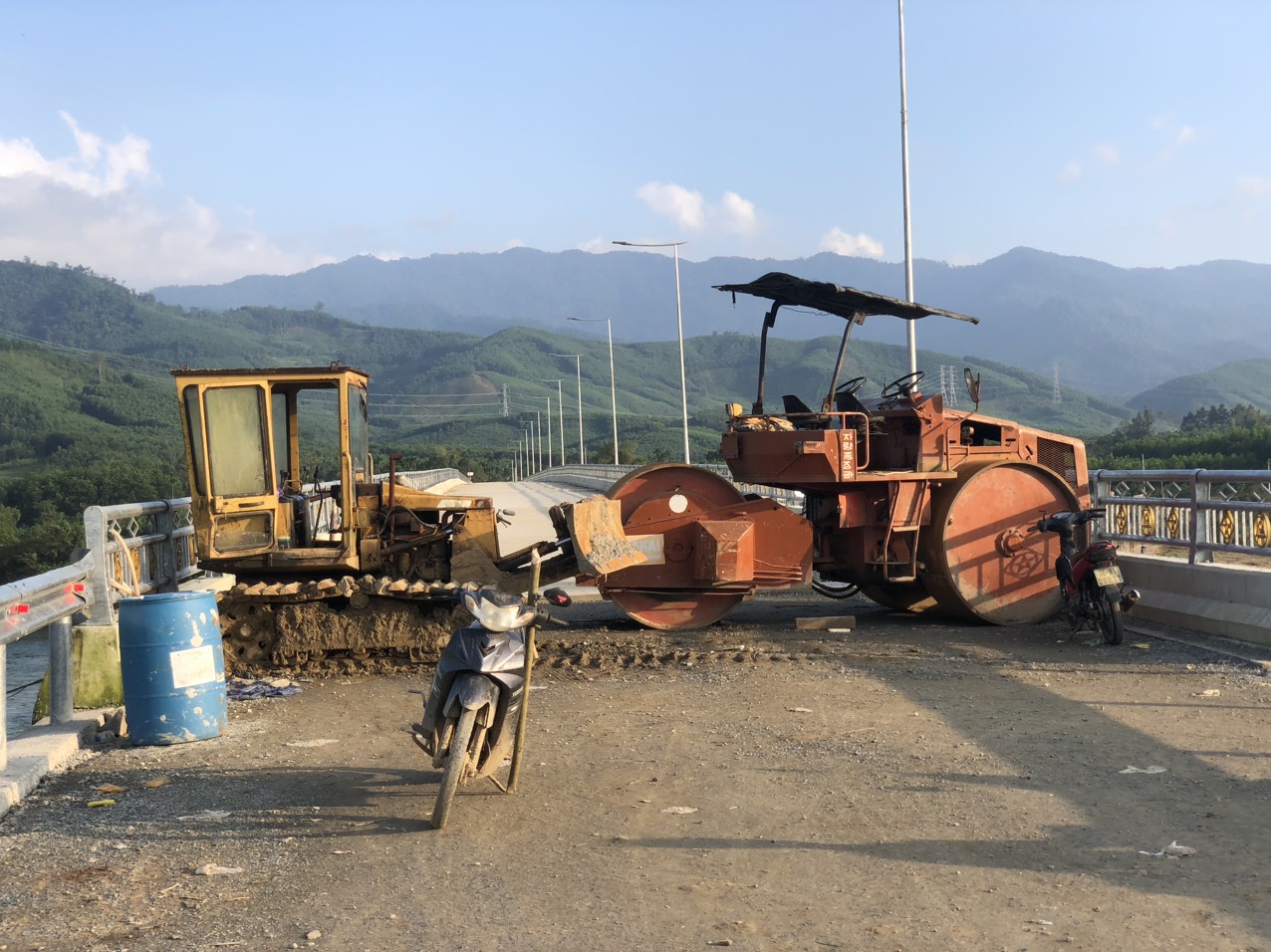 Quảng Ngãi: Cầu 100 tỷ xây xong trước Tết, dân hết cảnh đi đường tạm lầy lội- Ảnh 4. Quảng Ngãi: Cầu 100 tỷ xây xong trước Tết, dân hết cảnh đi đường tạm lầy lội- Ảnh 4.