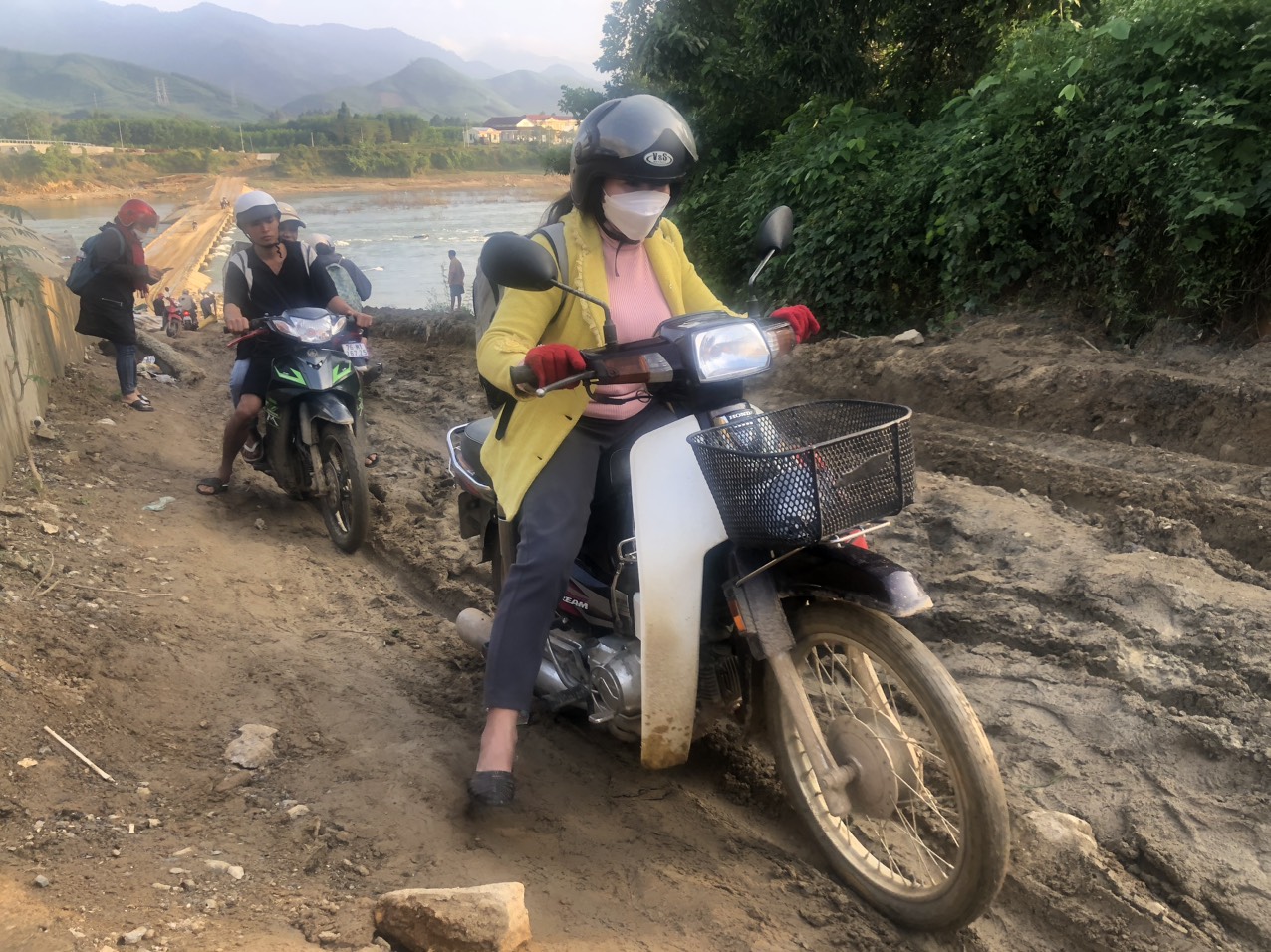 Quảng Ngãi: Cầu 100 tỷ xây xong trước Tết, dân hết cảnh đi đường tạm lầy lội- Ảnh 5. Quảng Ngãi: Cầu 100 tỷ xây xong trước Tết, dân hết cảnh đi đường tạm lầy lội- Ảnh 5.