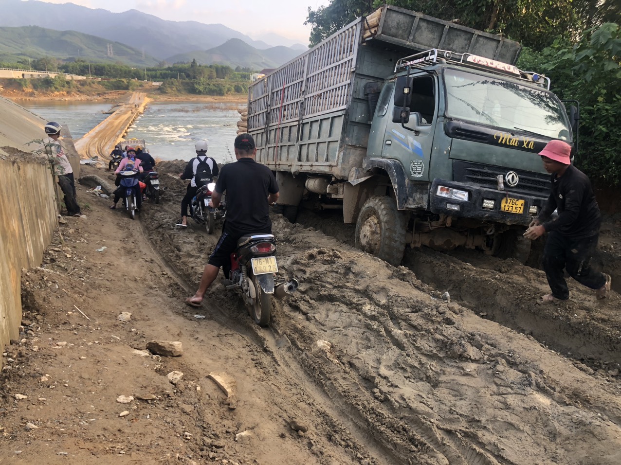 Quảng Ngãi: Cầu 100 tỷ xây xong trước Tết, dân hết cảnh đi đường tạm lầy lội- Ảnh 6. Quảng Ngãi: Cầu 100 tỷ xây xong trước Tết, dân hết cảnh đi đường tạm lầy lội- Ảnh 6.