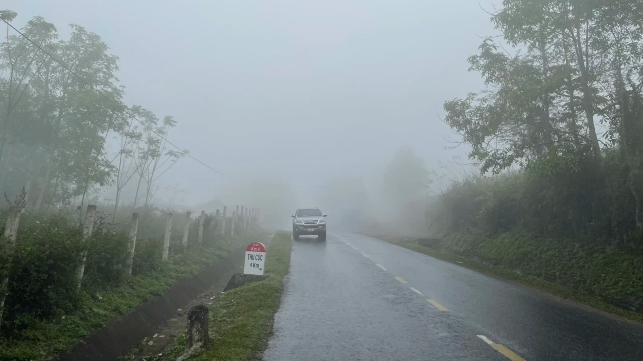 Ph&uacute; Thọ: CSGT ứng trực cảnh b&aacute;o nguy hiểm khi đi tr&ecirc;n đ&egrave;o Khế, đ&egrave;o C&oacute;n- Ảnh 1.