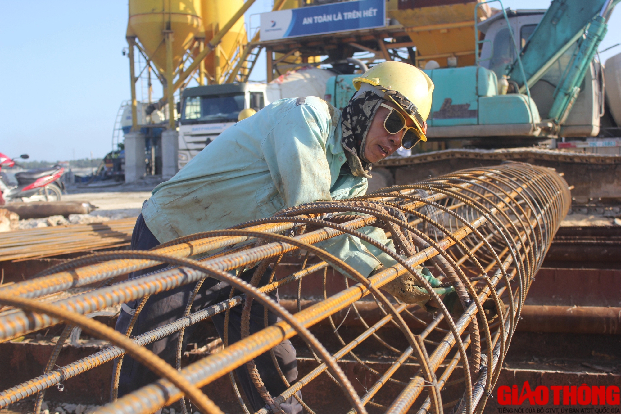 Cầu Nhật Lệ 3 với tổng mức 1.300 tỷ đồng đang được thi công ra sao?- Ảnh 4. Cầu Nhật Lệ 3 với tổng mức 1.300 tỷ đồng đang được thi công ra sao?- Ảnh 4.