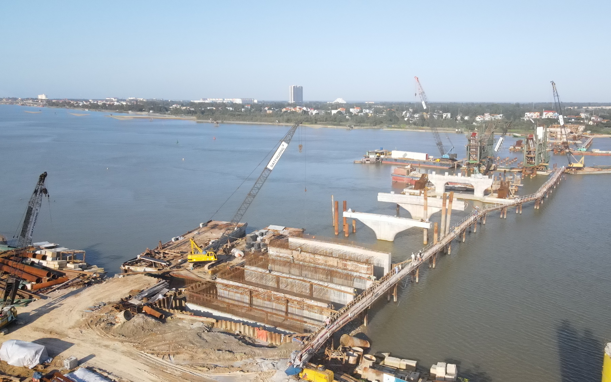 Cầu Nhật Lệ 3 với tổng mức 1.300 tỷ đồng đang được thi c&ocirc;ng ra sao?